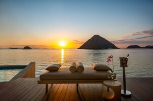 Vila com design assinado, piscina particular, sobre a água (Sunset View) | Fachada