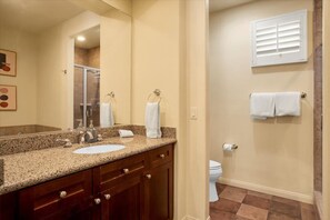 Shower, hair dryer, towels, shampoo - Picturesque Legacy Villas Studio near Main Pool #B (La Quinta)