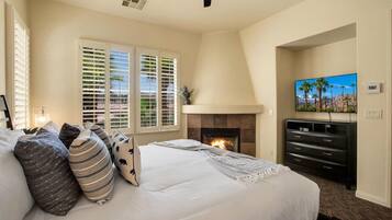 Escriptori, planxa i posts de planxar, wifi i roba de llit