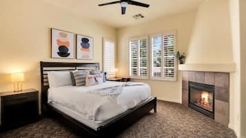 Escriptori, planxa i posts de planxar, wifi i roba de llit