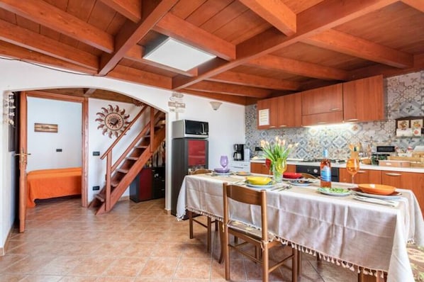 Appartement, vue sur la mer | Cuisine privée | Bouilloire électrique