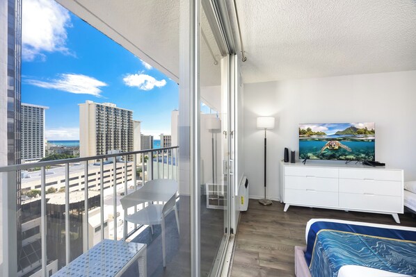 Iron/ironing board, free WiFi, bed sheets - Middle of Waikiki- 16th Floor Studio with Free Parking (Honolulu)