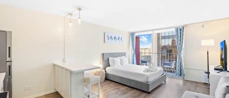 Tabla de planchar con plancha, wifi gratis y ropa de cama