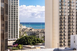 Exterior - Middle of Waikiki- 16th Floor Studio with Free Parking (Honolulu)