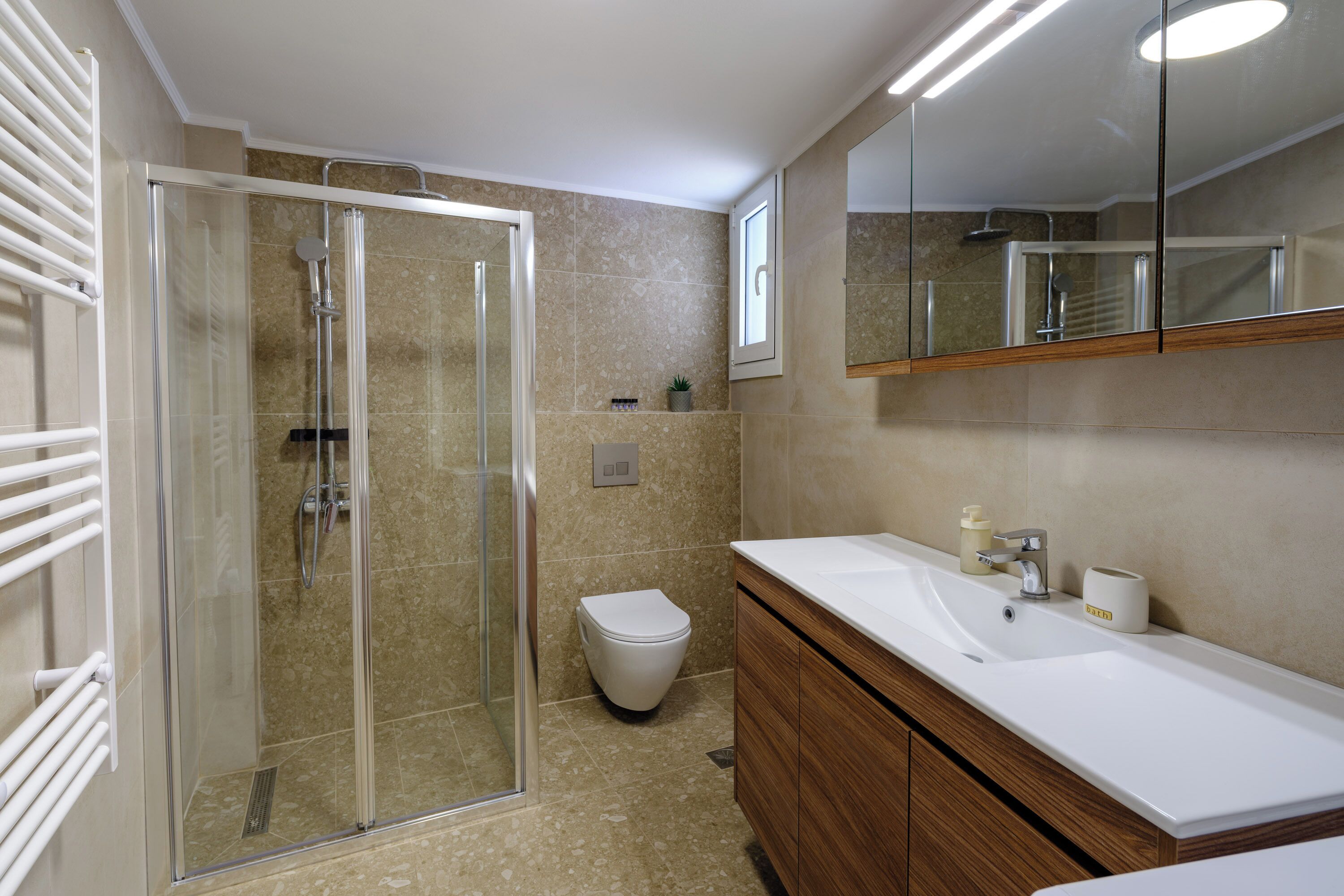 Een douche, handdoeken, zeep