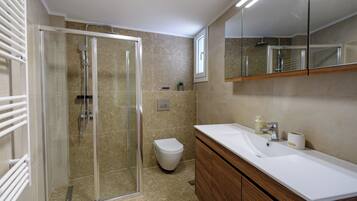 Douche, serviettes fournies, savon