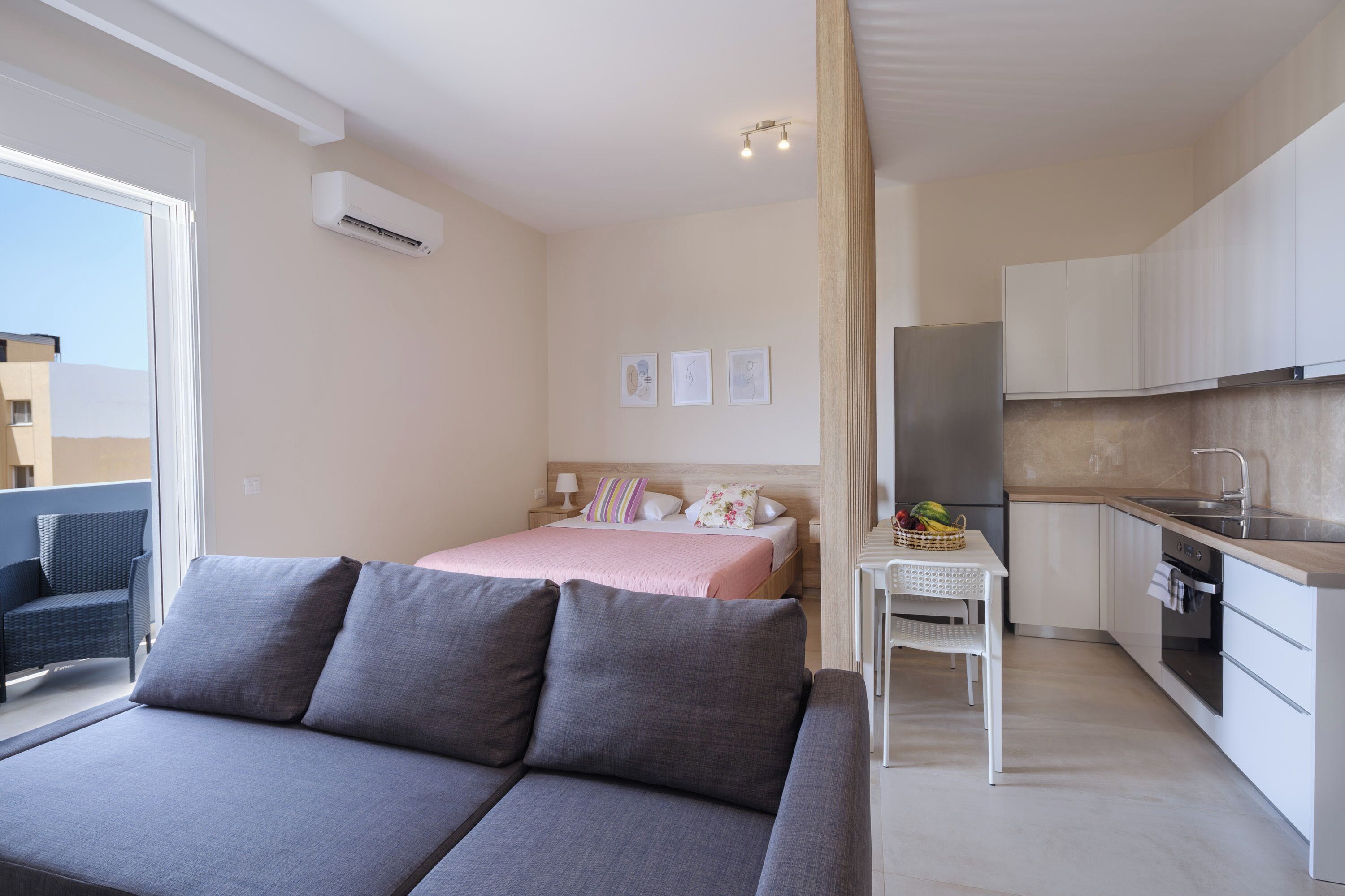 Un dormitorio moderno con cama, mesita de noche y vistas a la ciudad.