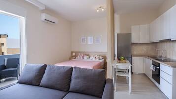 Un dormitorio moderno con cama, mesita de noche y vistas a la ciudad.