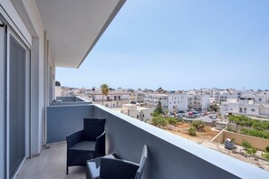 Standard Studio, Balcony, City View | Terrace/patio