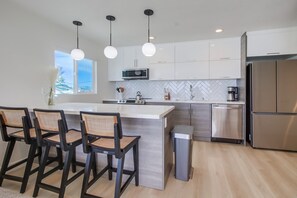 Fridge, microwave, oven, stovetop - Ocean Front * Newly Remodeled * Luxury Condo (San Diego)