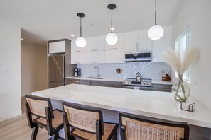 Jääkaappi, mikroaaltouuni, uuni, liesi