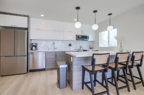 ثلاجة، ميكروويف، فرن، موقد طهي مسطح