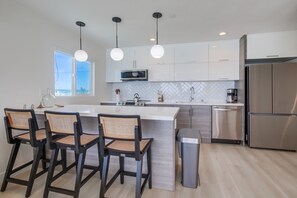Fridge, microwave, oven, stovetop - Ocean Front * Newly Remodeled * Luxury Condo (San Diego)