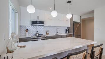 Refrigerador, microondas, horno y parrilla de estufa