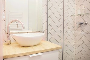 Secadora de cabello, toallas, papel de baño 