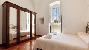 A bedroom with a large bed, a wardrobe, a window, and a radiator. - 4034 Villa Rodio by Barbarhouse (Ceglie Messapica)