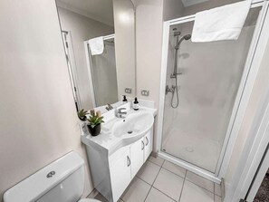 Douche, sèche-cheveux, serviettes fournies