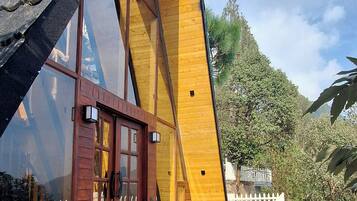 Vista frontal de la propiedad