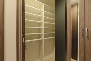 D, 3-person Accomodation, Non Smoking | Shared kitchen facilities | Fridge, microwave, stovetop, electric kettle - Grand Grace Zoshiki by Tranova (Tokyo)