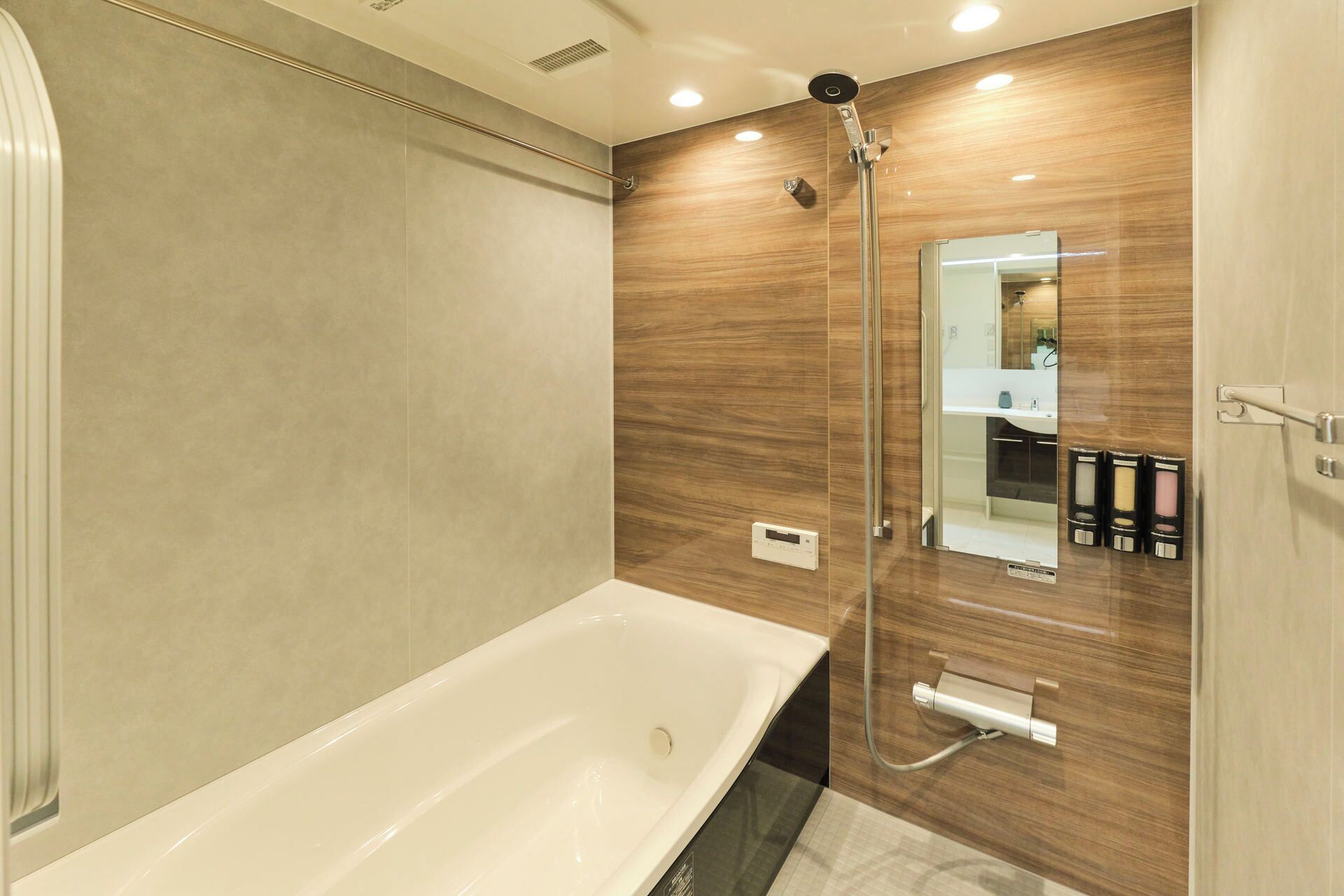 C, 6-person Accomodation, Non Smoking | Bathroom | Combined shower/tub, hair dryer, slippers, towels