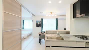 B, 6-person Accomodation, Non Smoking | Private kitchen | Fridge, microwave, stovetop, electric kettle