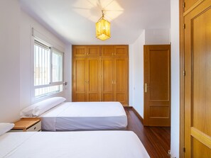 2 slaapkamers, een bureau, een strijkplank/strijkijzer, wifi