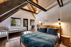 4 bedrooms, iron/ironing board, travel cot, WiFi - Modern Retro Tahoe Chic Chalet (Tahoe City)