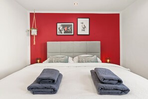 1 habitación, tabla de planchar con plancha y cuna de viaje 