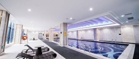 Indendørs pool