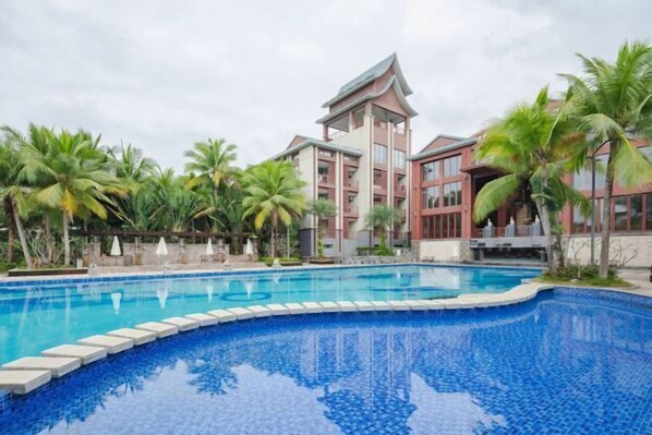 Outdoor pool - Jisen Hot Spring Hotel (Wanning)