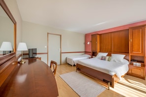 Dreibettzimmer | Verdunkelungsvorhänge, schallisolierte Zimmer, Bügeleisen/Bügelbrett