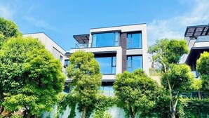 Un edificio moderno de varios pisos con grandes ventanales y techo plano.