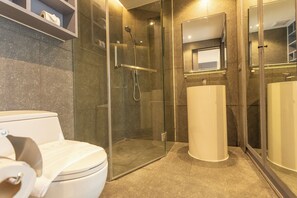 Bathroom - Deluxe Apartment with Top Amenities C121 (Kamala)