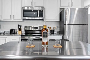 ثلاجة، ميكروويف، فرن، موقد طهي مسطح