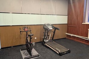 A gym with an elliptical machine and a treadmill. - Qinhuangdao Haishanghai International Hotel (Qinhuangdao)