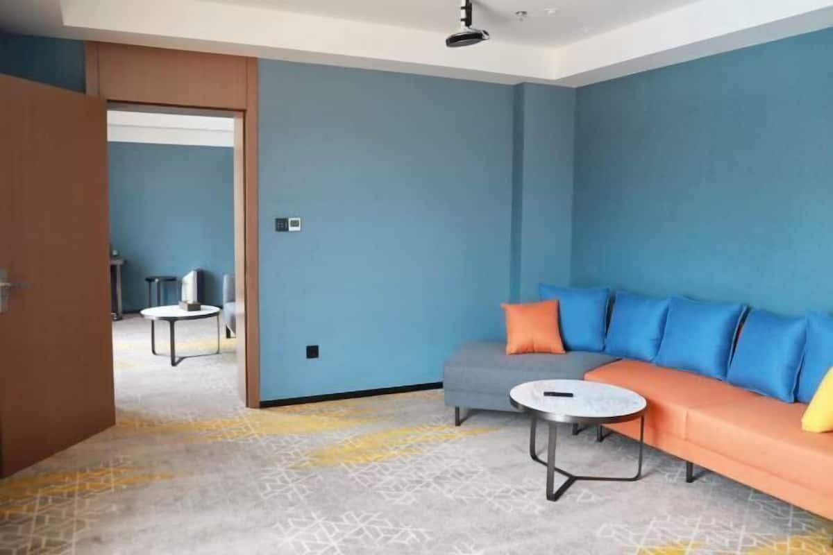 Ein modernes Wohnzimmer mit einer Couch, einem Couchtisch und einem gemusterten Teppich.