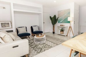 TV - Breezy Beach House - Private Pool (Mount Coolum)