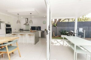 Outdoor dining - Breezy Beach House - Private Pool (Mount Coolum)