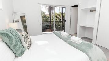 4 bedrooms, iron/ironing board, WiFi, bed sheets