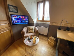 Smart TV, DVD player, table tennis, books