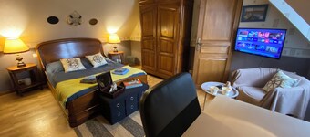 Chambre Nautique and its garden