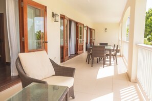 Outdoor dining - Lady Marie villa 902 (Brown's Bay)