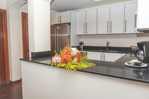 Kjøleskap, mikrobølgeovn, ovn og kokeplater