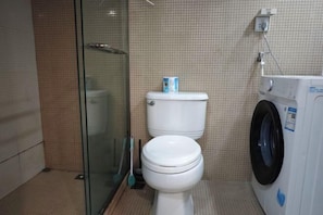A bathroom with a glass shower enclosure, a toilet, and a washing machine. - iNestin Shanghai (Hongfeng Road) (Shanghai)