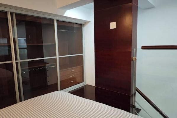 A bedroom with a bed, a wardrobe, and a sliding door. - iNestin Shanghai (Hongfeng Road) (Shanghai)