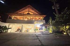 Un hotel con estructura de madera tradicional y un letrero que dice 'FUN HOTEL'.