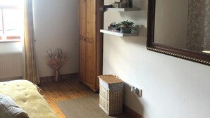 Room, 3 Bedrooms, Smoking, Fireplace - Room in Bungalow - Lovly Bright Double Room (Foxford)