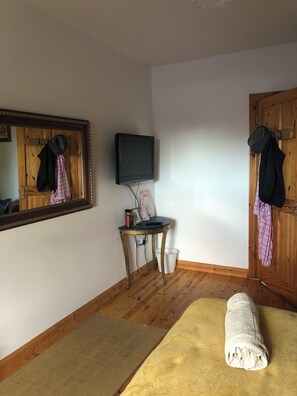 Room, 3 Bedrooms, Smoking, Fireplace | Room amenity - Room in Bungalow - Lovly Bright Double Room (Foxford)