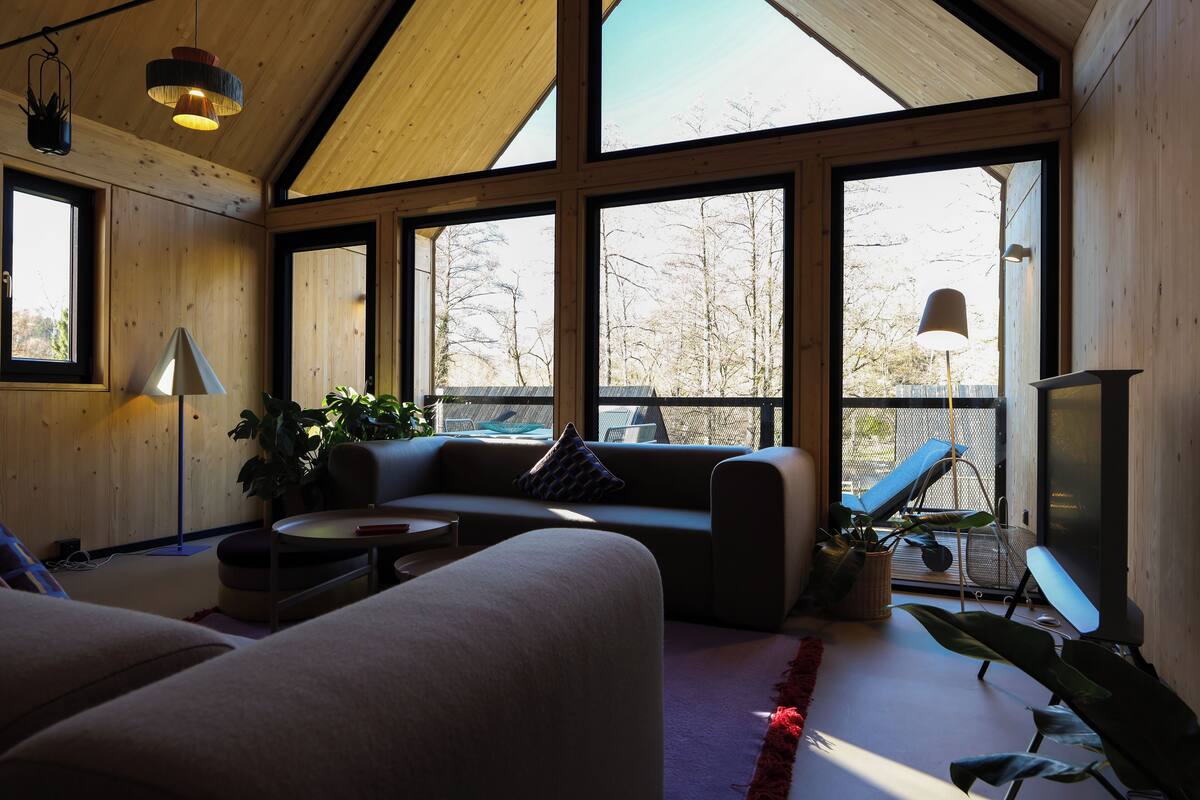 Golden House | Laptop workspace, WiFi (free), individually decorated