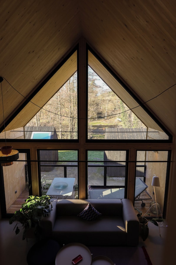 Alpehytte – comfort, elveutsikt | Oppholdsområde